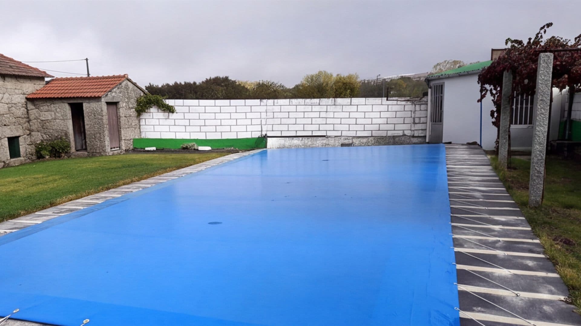 Lona a medida para cubrir una piscina en Lugo